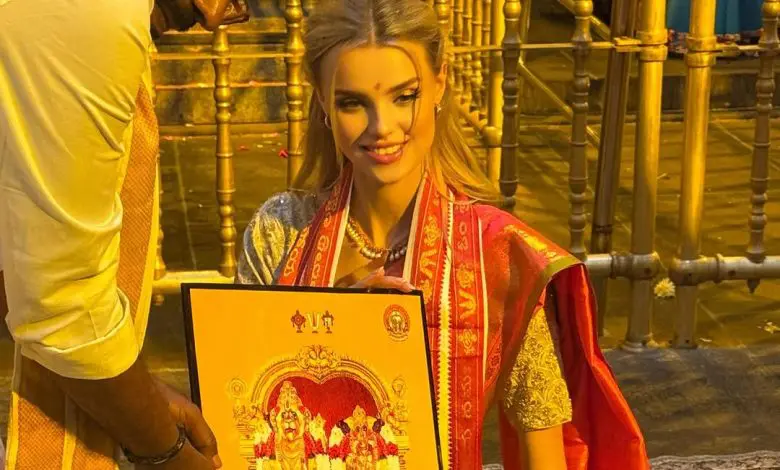 मिस वर्ल्ड क्रिस्टीना पिस्ज़कोवा यादगिरिगुट्टा मंदिर में दर्शन करते हुए।