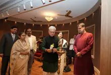 राजभवन में पश्चिम बंगाल स्थापना दिवस समारोह के दौरान सांस्कृतिक प्रस्तुति देते कलाकार