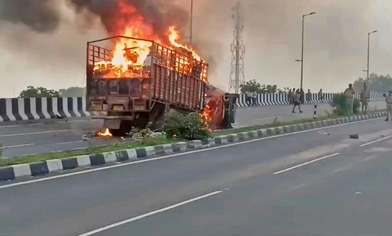 अलीगढ़ NH-34 पर कार और टैंकर की टक्कर के बाद आग लगने से 4 लोगों की मौत