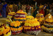 पंचायत सचिव पर बतुकम्मा प्रतिमा को टक्कर मारने का आरोप