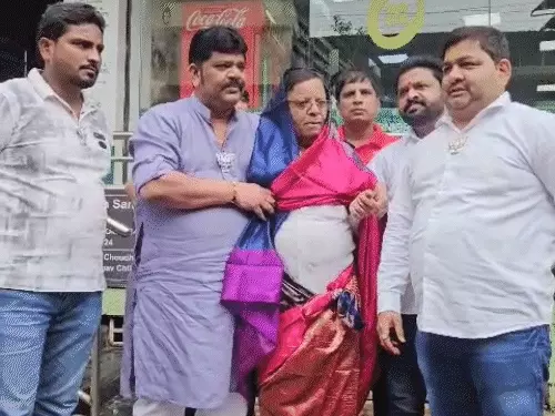 भाजपा कार्यकर्ताओं ने मोदी की तस्वीर पर विवाद के बीच कांग्रेस नेता को साड़ी पहनाई