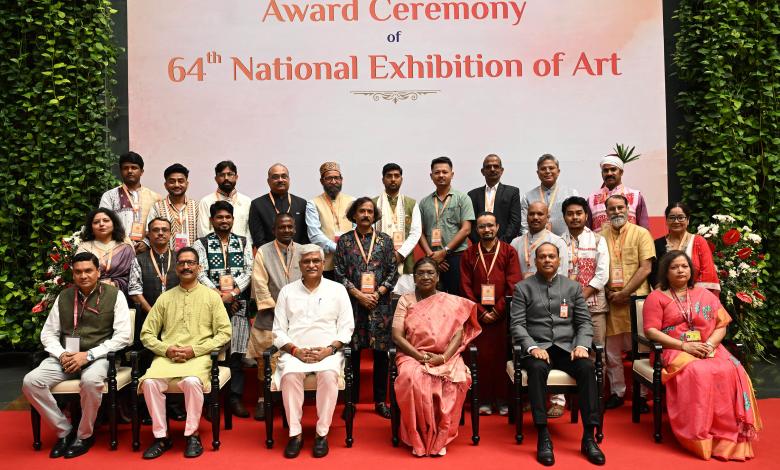राष्ट्रपति द्रौपदी मुर्मू 64वीं राष्ट्रीय कला प्रदर्शनी में संबोधित करती हुईं
