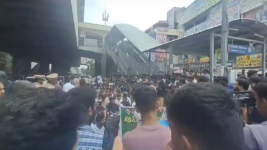 हैदराबाद मेट्रो स्टेशन पर जॉब कैलेंडर की मांग करते बेरोज़गार युवा