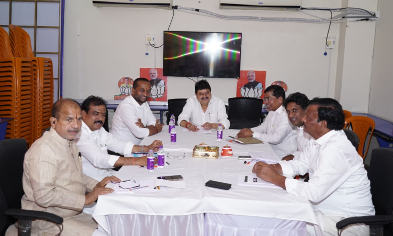 जुबली हिल्स उपचुनाव की रणनीति पर चर्चा करती भाजपा टीम