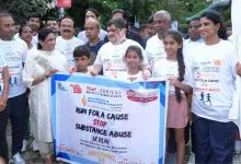 हैदराबाद में अपोलो इंस्टीट्यूट द्वारा नशामुक्त समाज हेतु जागरूकता दौड़ में भाग लेते छात्र।