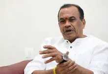 इर्रम मंजिल हाई स्कूल उद्घाटन कार्यक्रम में छात्र और अधिकारी