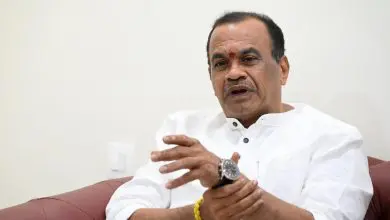 इर्रम मंजिल हाई स्कूल उद्घाटन कार्यक्रम में छात्र और अधिकारी