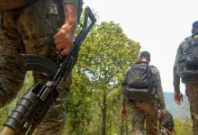 माओवादी नेता आशन्ना का पुलिस के सामने आत्मसमर्पणआत्मसमर्पण करता माओवादी नेता आशन्ना