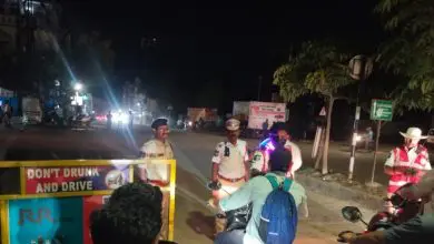 साइबराबाद ट्रैफिक पुलिस शराब पीकर वाहन चलाने वालों को रोकती हुई