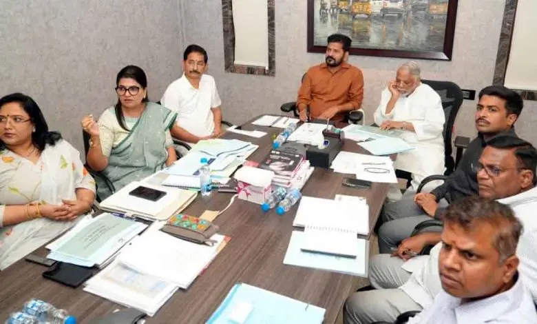 मुख्यमंत्री रेवंत रेड्डी ने अधिकारियों को चेताया