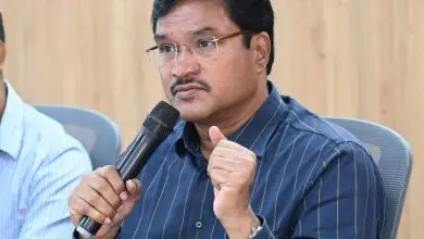 हैद्रा द्वारा बतुकम्मा कुंटा सफाई अभियान में काम करते कर्मचारी