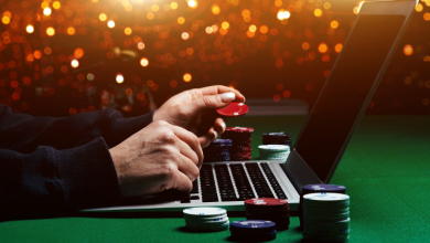 न्यायालय भवन और ऑनलाइन जुआ (betting apps) का प्रतीकात्मक चित्र