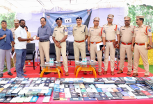 साइबराबाद पुलिस ने 45 दिनों में 1,061 चोरी और गुम मोबाइल फोन ट्रेस कर वास्तविक मालिकों को लौटाए।