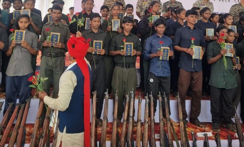 बस्तर में आत्मसमर्पण करते माओवादी, पुलिस अधिकारियों की मौजूदगी में