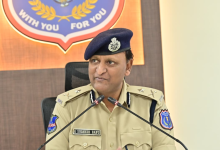 तेलंगाना पुलिस द्वारा चोरी का मोबाइल बरामद करते हुए अधिकारी