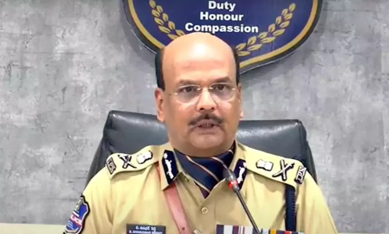बंद के दौरान सड़कों पर तैनात पुलिस बल और शांति की अपील करते अधिकारी