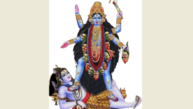 दिवाली की रात काली पूजा करते भक्त, दीप जलाते, पूजा की मूर्तियाँ स्थापित