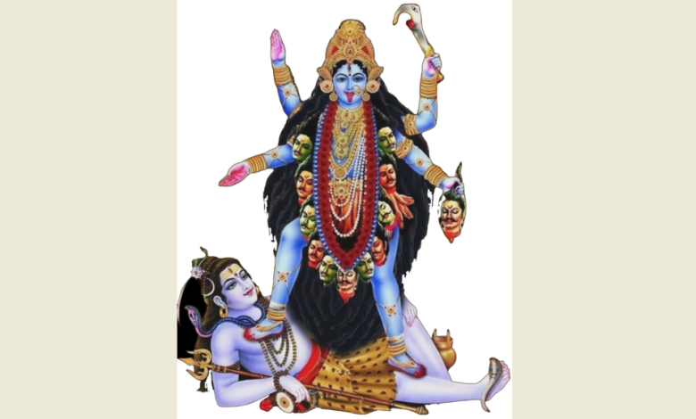 दिवाली की रात काली पूजा करते भक्त, दीप जलाते, पूजा की मूर्तियाँ स्थापित