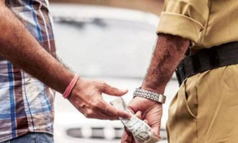 अफीम तस्करों से रिश्वत लेने पर चार पुलिसकर्मी निलंबित