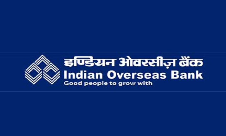 इंडियन ओवरसीज बैंक में भर्ती की घोषणा करते अधिकारी