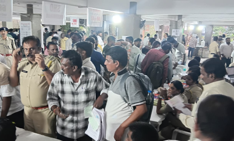 शराब की दुकान लाइसेंस के लिए आवेदन करने वाले लोग