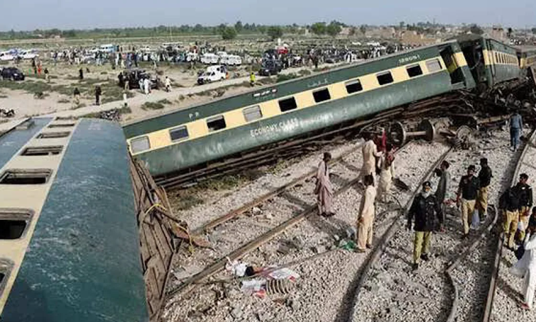 रेलवे ट्रैक पर विस्फोट, ट्रेन के डिब्बे पटरी से उतरे