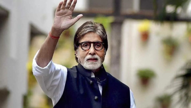 अमिताभ बच्चन अपने 83वें जन्मदिन पर जलसा के बाहर फैंस का अभिवादन करते हुए