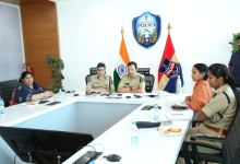 हैदराबाद पुलिस कमिश्नर वी.सी. सज्जनार वीडियो कॉन्फ्रेंस में अधिकारियों को निर्देश देते हुए।
