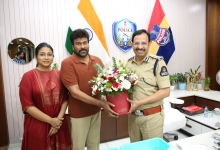 अभिनेता चिरंजीवी हैदराबाद पुलिस कमिश्नर वी.सी. सज्जनार से मुलाकात करते हुए।