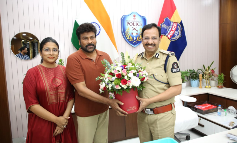अभिनेता चिरंजीवी हैदराबाद पुलिस कमिश्नर वी.सी. सज्जनार से मुलाकात करते हुए।