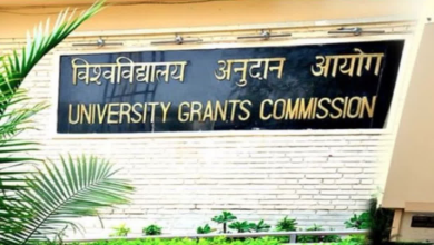 यूजीसी सचिव मनीष जोशी निजी विश्वविद्यालयों की जानकारी की समीक्षा करते हुए