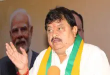 भाजपा नेता मधुकर परिवार से मुलाकात करते हुए