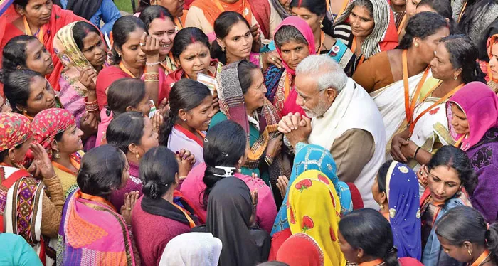 प्रधानमंत्री मोदी महिला दिवस पर असाधारण महिलाओं को सम्मानित करते हुए।