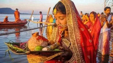 सूर्यदेव की आराधना करती महिलाएँ छठ पूजा के दौरान
