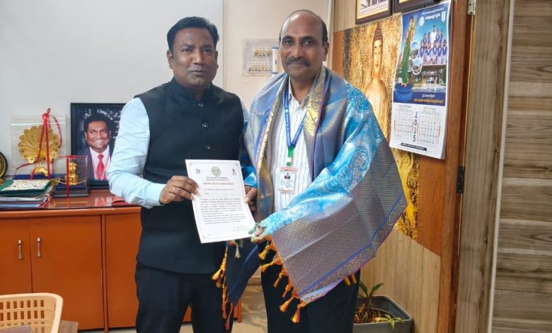 विद्यार्थियों को वित्तीय साक्षरता सिखाते शिक्षक
