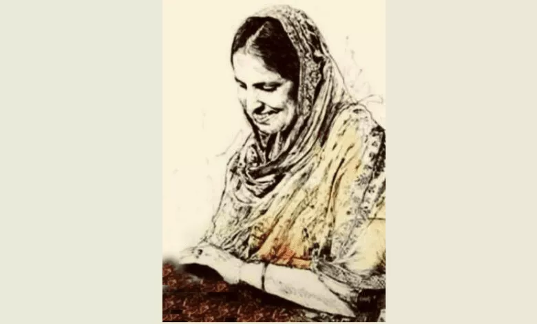 बेटा अपनी मां को बर्तन धोते समय दस्ताने देते हुए
