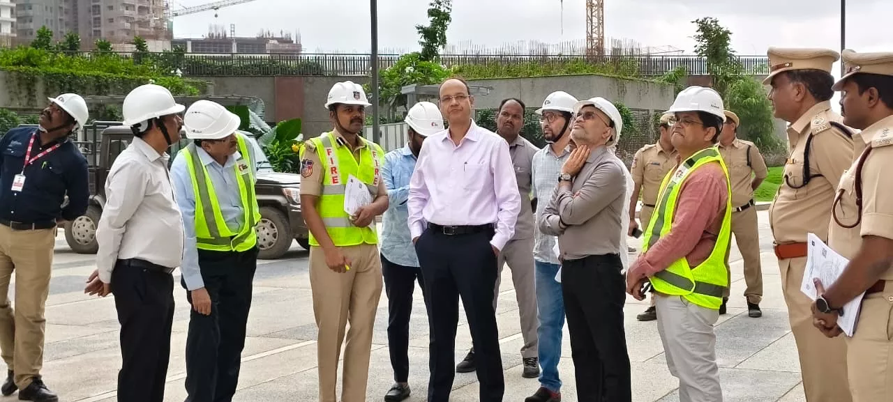 अग्निशमन महानिदेशक हैदराबाद में ऊँची इमारत की फायर सेफ्टी जांच करते हुए