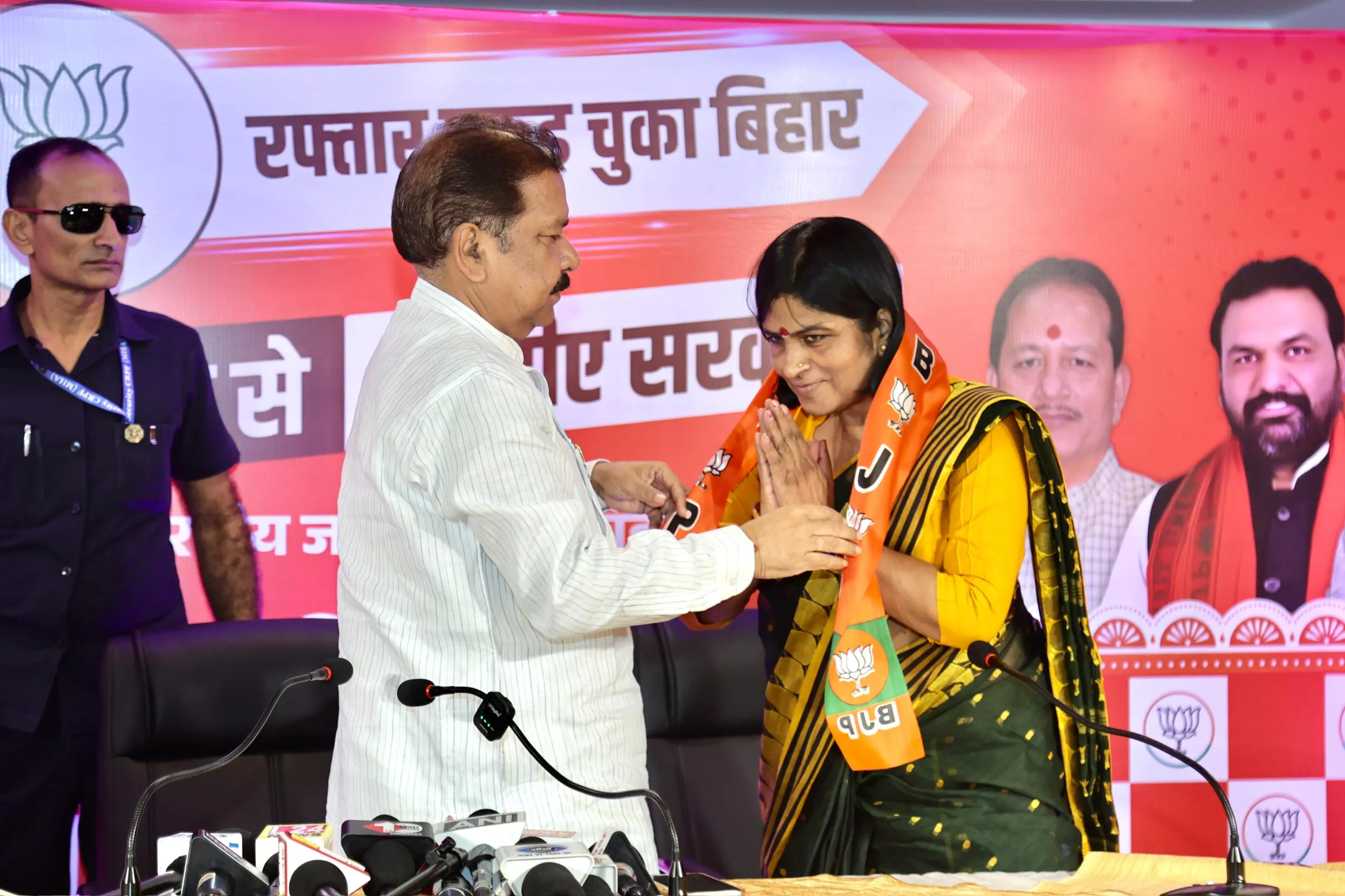 प्रतिमा कुशवाहा भाजपा में शामिल होते हुए और मीडिया से बात करती हुई