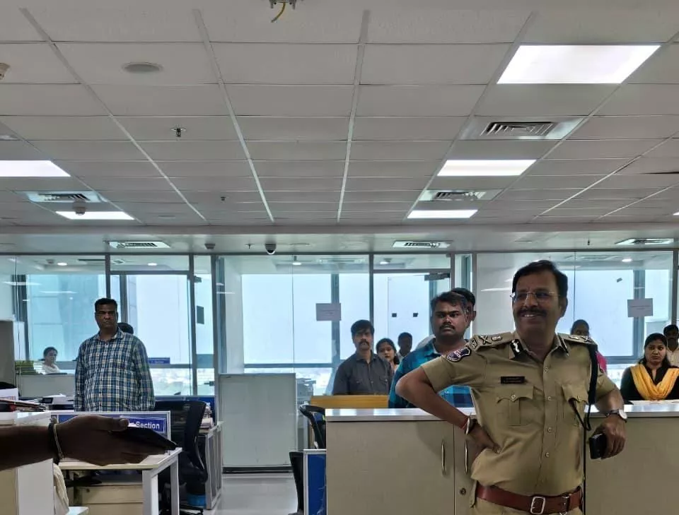 पुलिस आयुक्त वी.सी. सज्जनार पुलिस आयुक्तालय में निरीक्षण करते हुए