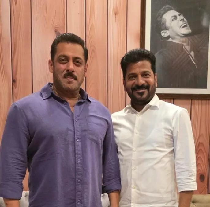 मुख्यमंत्री रेवंत रेड्डी से मुलाकात करते अभिनेता सलमान खान