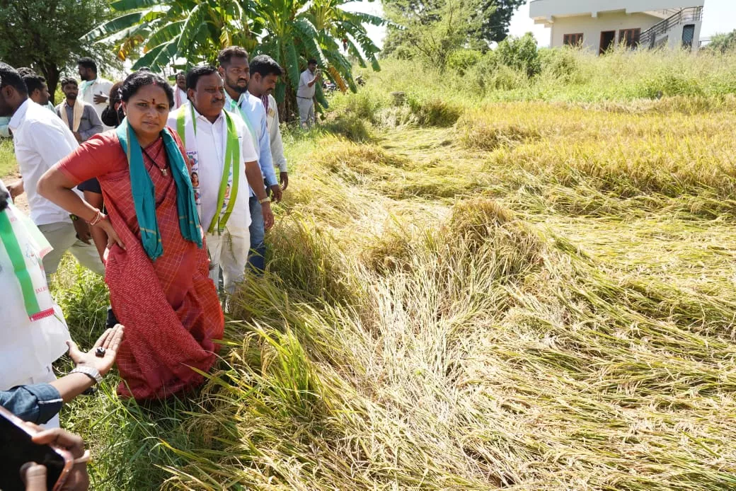 करीमनगर में किसानों से मिलती हुई कविता गरु, धान खरीद केंद्र का निरीक्षण करती हुईं