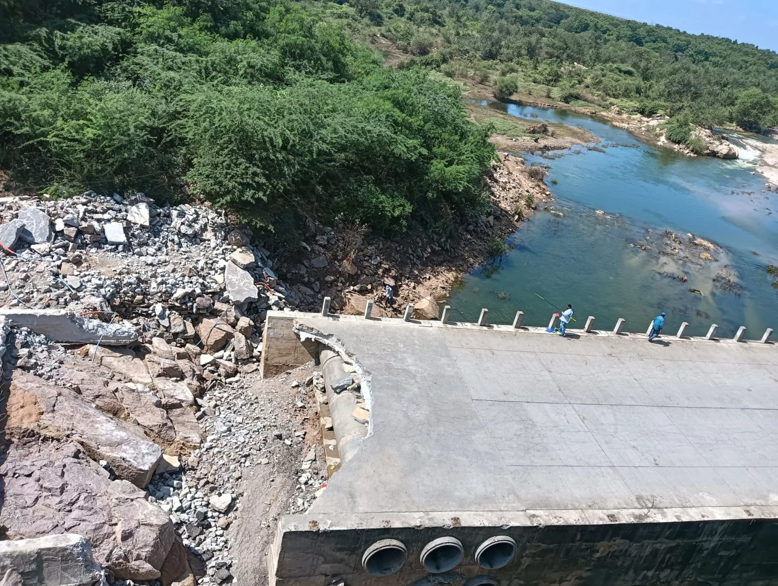 राजेंद्र नगर आउटर रिंग रोड की क्षतिग्रस्त सर्विस रोड, जगह-जगह गड्ढे और पानी भरा हुआ