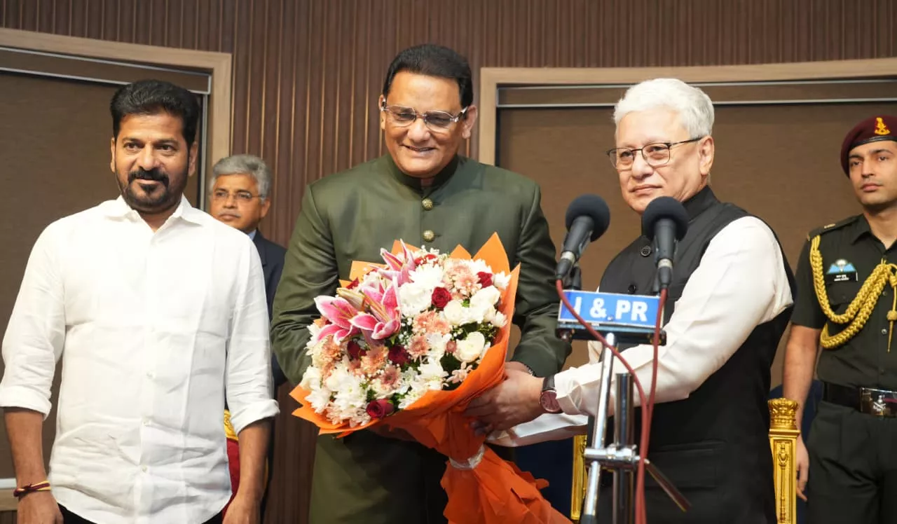 राजभवन में मंत्री पद की शपथ लेते हुए मोहम्मद अज़हरुद्दीन