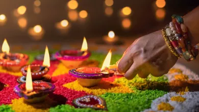 दीप जलाकर पर्यावरण के संग दिवाली मनाते हुए
