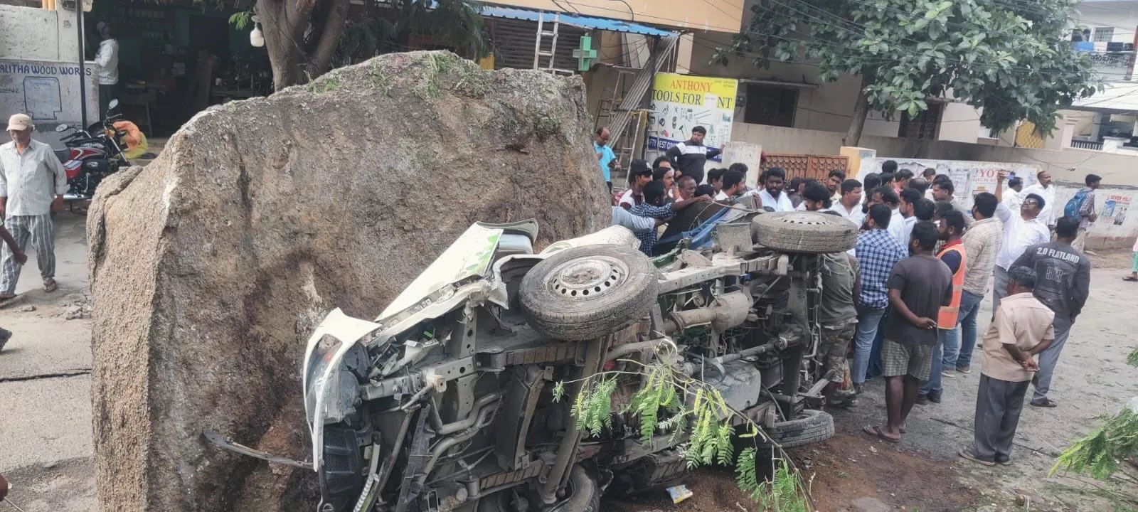 मल्काजगिरी में चट्टान गिरने से बड़ा हादसा टला