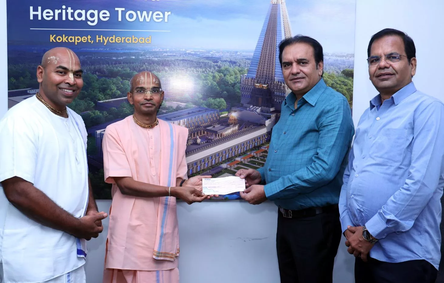 हरे कृष्णा मूवमेंट हैदराबाद के अध्यक्ष को 50 लाख रुपये का दान चेक सौंपते श्री नरसिंह क्लॉथ एम्पोरियम के निदेशक