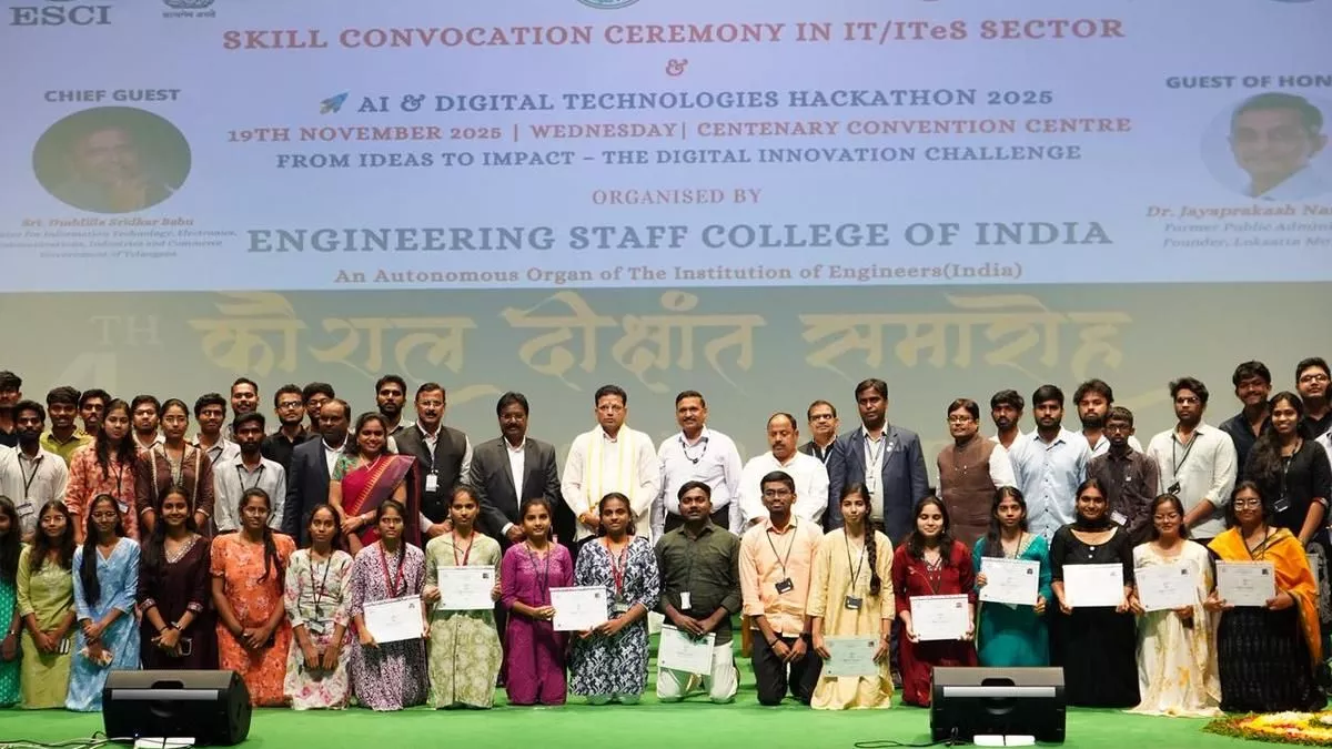 आईटी मंत्री डी. श्रीधर बाबू हैकाथन का उद्घाटन करते हुए