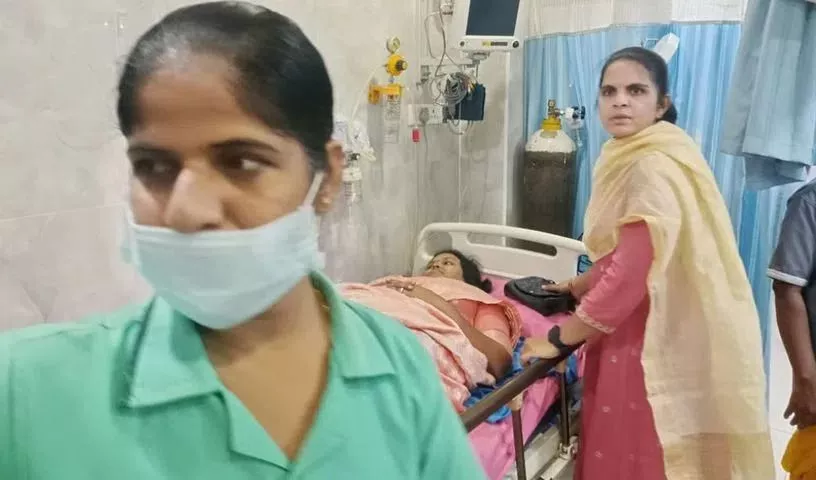 निजामपेट के निजी स्कूल में लिफ्ट गिरने से घायल शिक्षिकाओं को अस्पताल ले जाते लोग