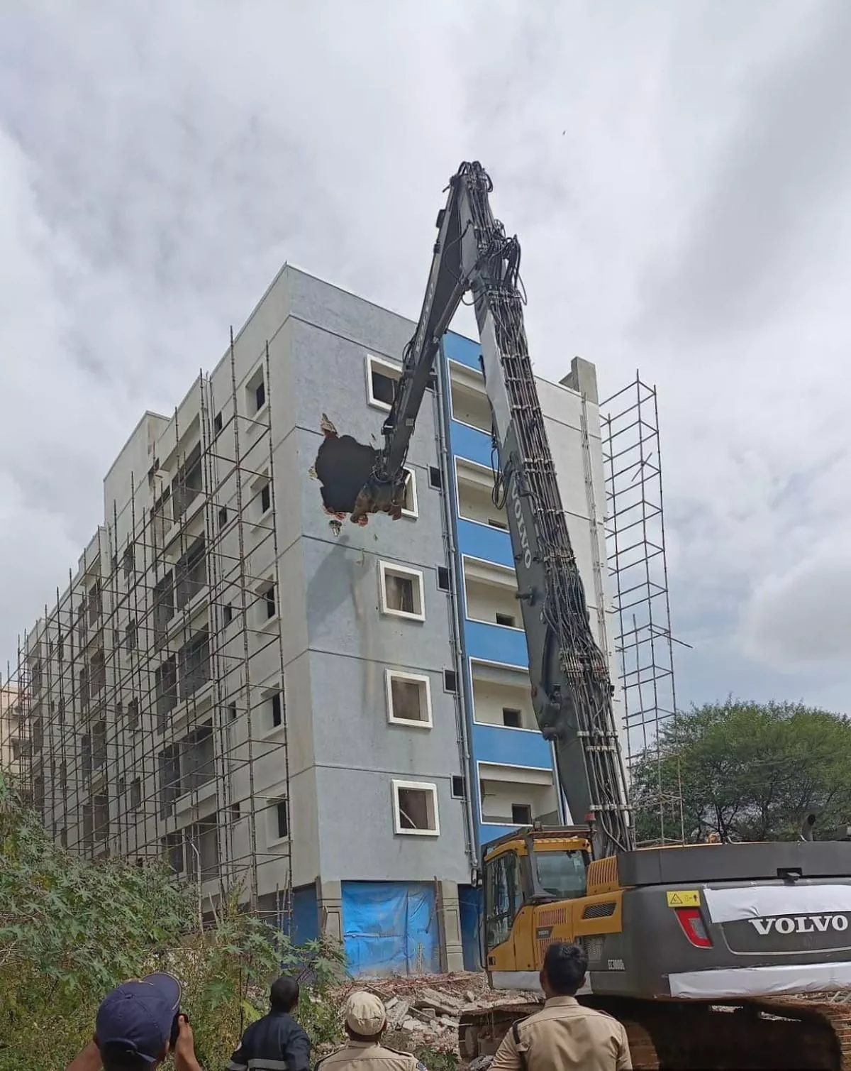 हैदराबाद के मियापुर में सरकारी भूमि पर बने अवैध भवन को गिराती हैद्रा टीम