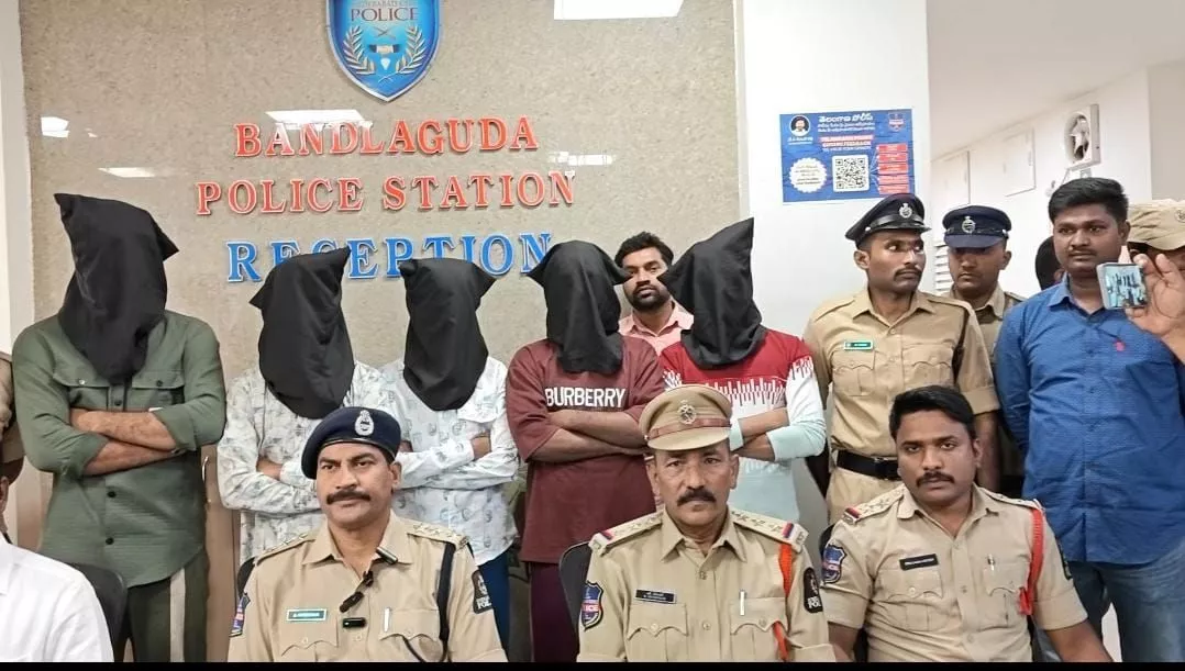 बंड्लागुड़ा पुलिस प्रेस कॉन्फ्रेंस में शेख मोहसिन हत्याकांड का खुलासा करते अधिकारी